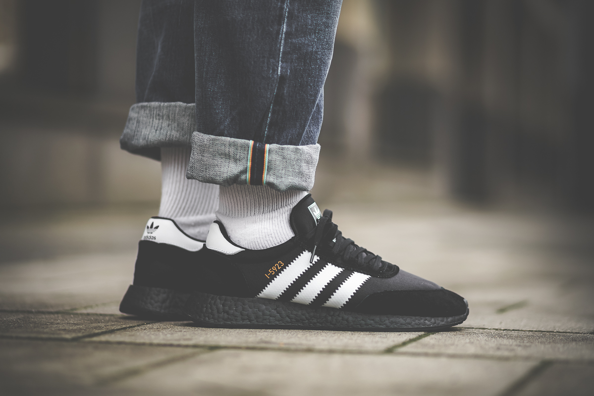 Adidas black white. Adidas i 5923. Adidas Iniki на ноге. Adidas Iniki i-5923 Grey на ногах. Adidas Entrap черные.