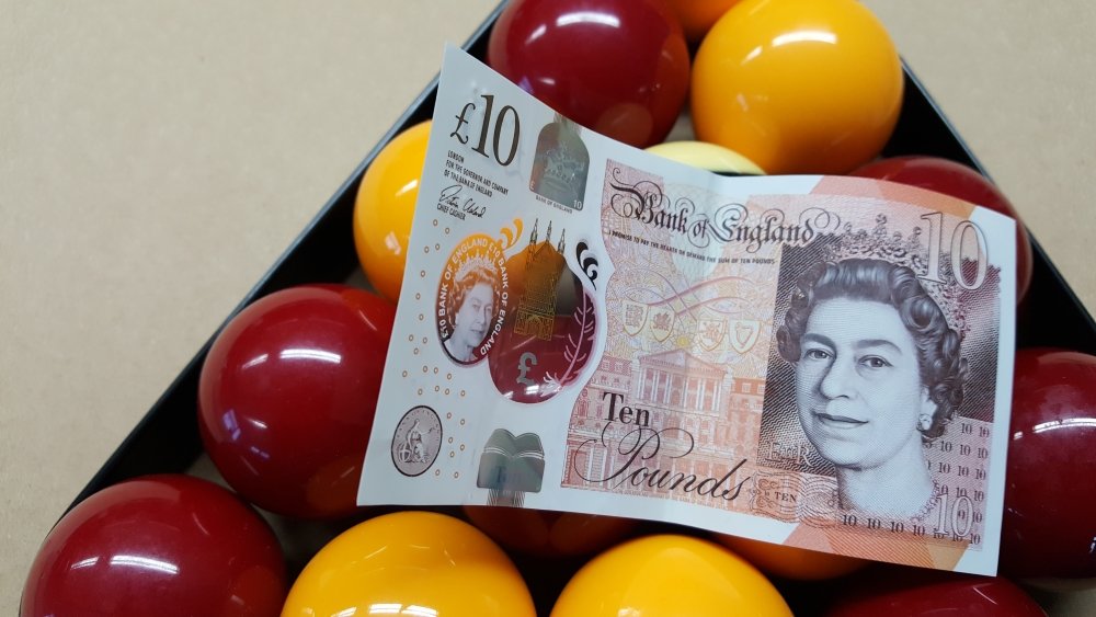 £10 note with pool balls