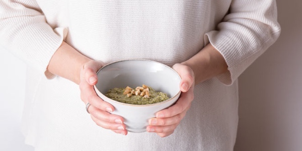 Winterlich und leicht: Kohlsuppe mit Nüsschen