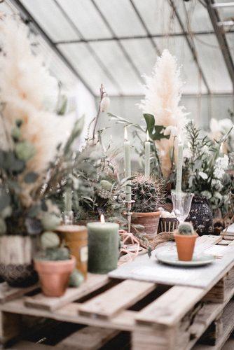 sage green wedding boho centerpieces with candles pampas grass and cactus on pellet table andreas nusch hochzeitsfotografie