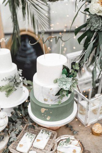 sage green wedding cake white grey marble succulents and gold foil effect andreas nusch hochzeitsfotografie
