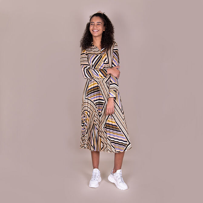 Sneakers onder een jurk | Fashionchick