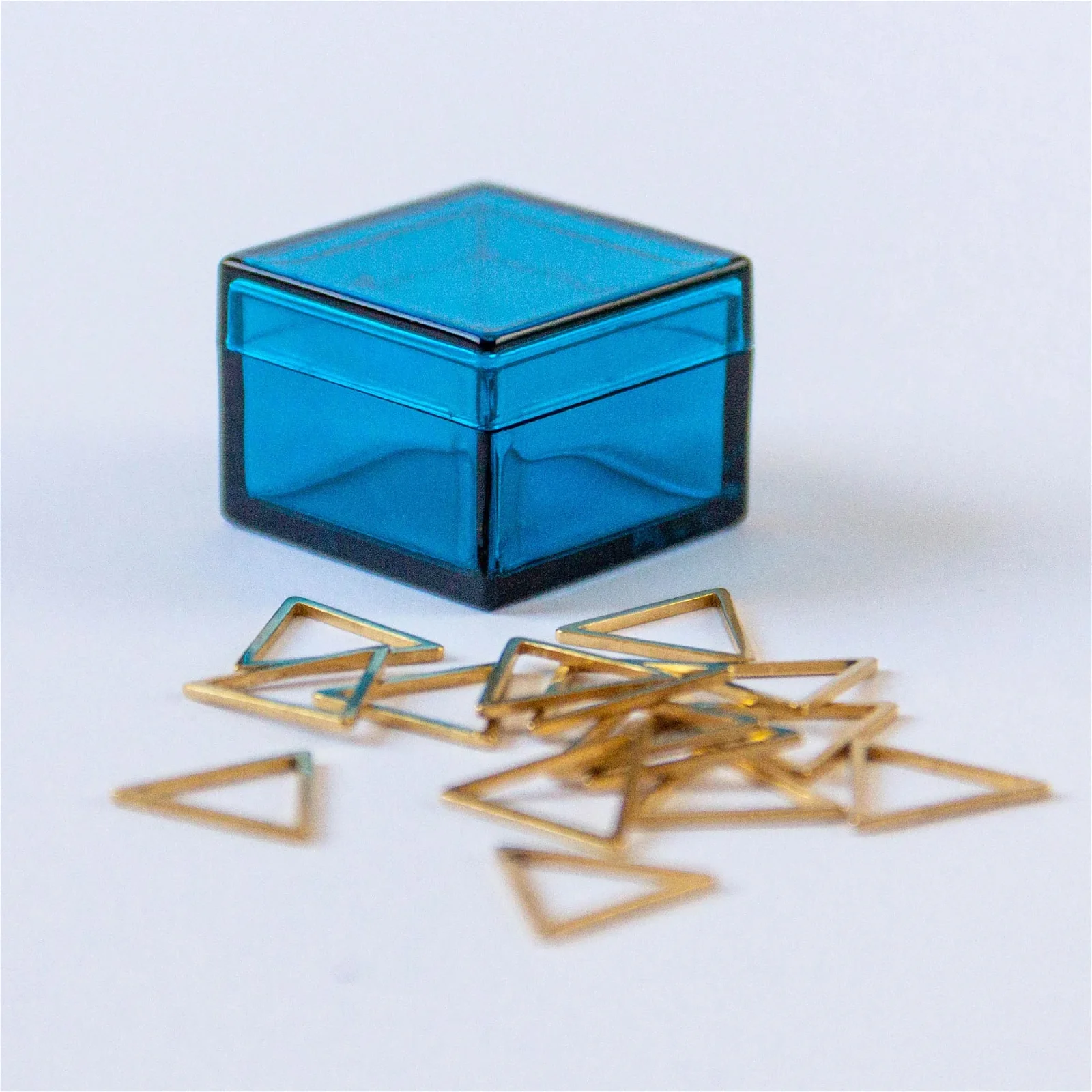 Image of Set of 15 Gold Triangle Stitch Markers in Majestic Blue Storage Box
