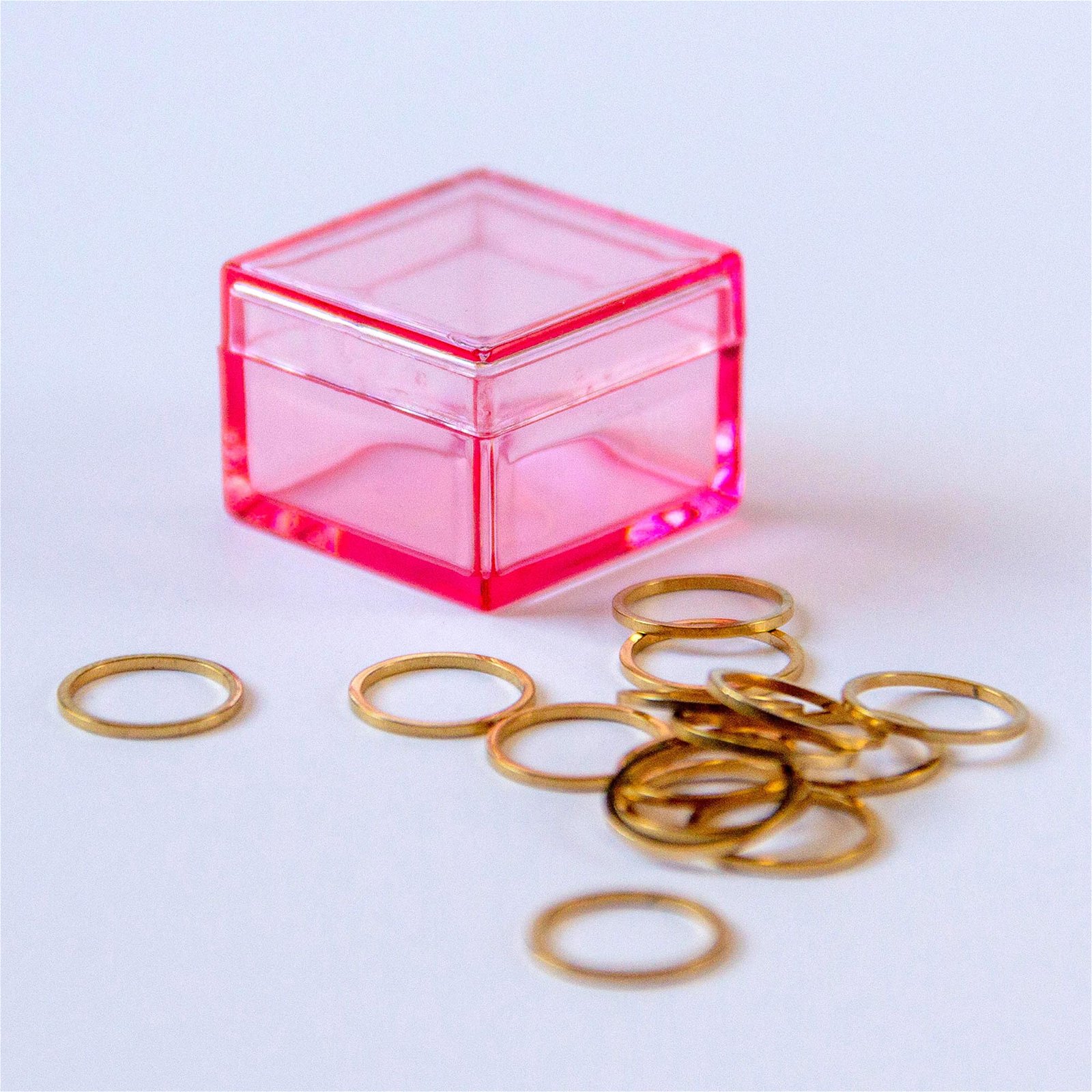 Image of Set of 15 Gold Circle Stitch Markers in Watermelon Pink Storage Box
