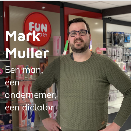 Mark Muller in zijn winkel. Bijschrift: Een man, een ondernemer, een dictator.