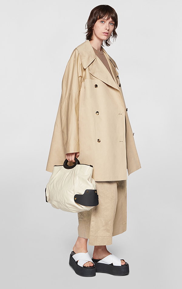 Model is wearing white baloon bag