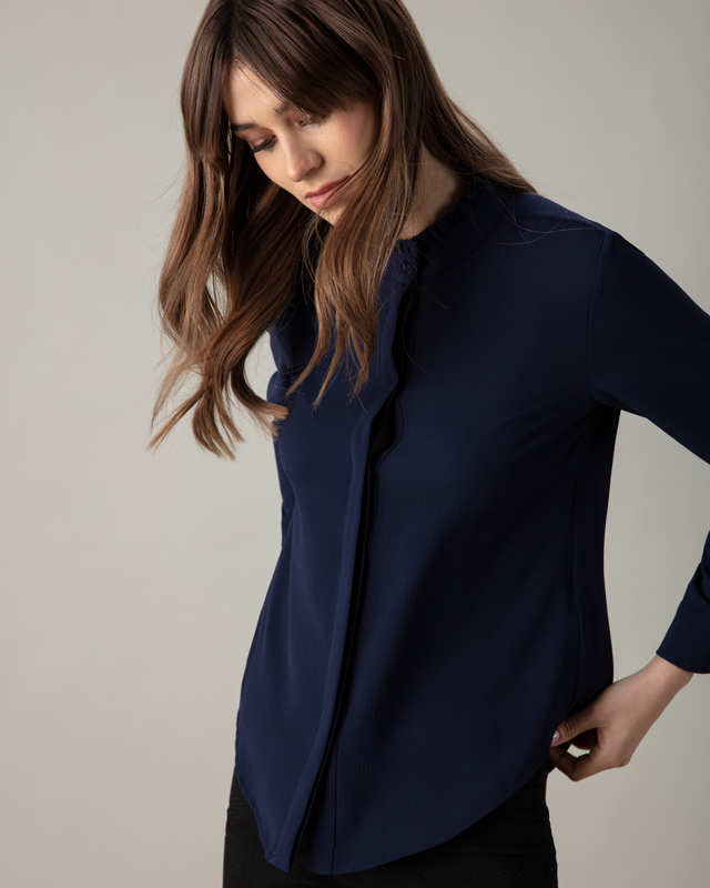 Bluse mit Stehkragen und Rüschen