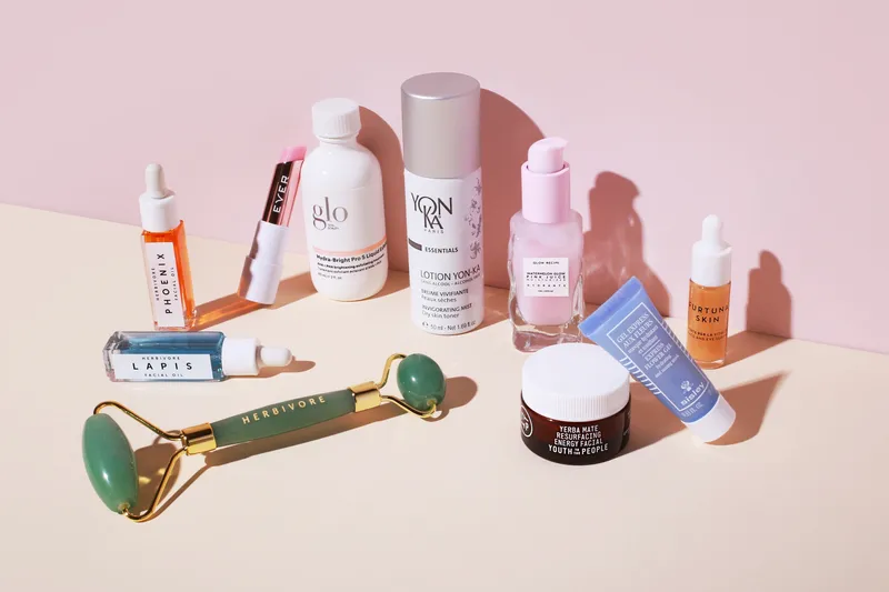 Allure Beauty Box 2021 Luxury At Home Edition: Glo Skin Beauty Hydra-Bright Pro 5 Liquid Exfoliant, Herbivore Botanicals Jade Roller, Herbivore Lapis and Phoenix Face Oil, Ever Skincare SMOOTH Peptide Lip Therapy, Sisley Paris Sisley-Paris Express Flower Gel, Furtuna Skin Face & Eye Serum, Glow Recipe Watermelon Pink Juice Glow Moisturizer, Yon-Ka Lotion Yon-Ka, Youth to the People Yerba Mate Resurfacing Energy Facial on pink background