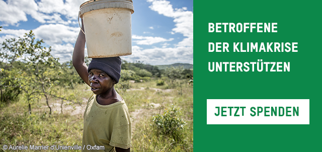 Tendai Chauke sammelt Trinkwasser aus einer natürlichen Quelle, die rund einen Kilometer von ihrem Haus in der Region Masvingo in Simbabwe entfernt ist.