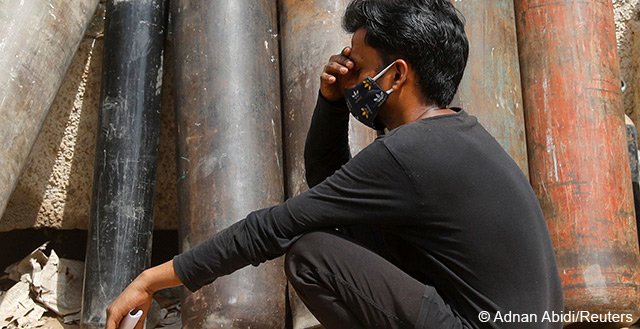 Ein Mann wartet vor einer Fabrik in Neu-Delhi, um seine Sauerstoffflasche wieder auffüllen zu lassen. 