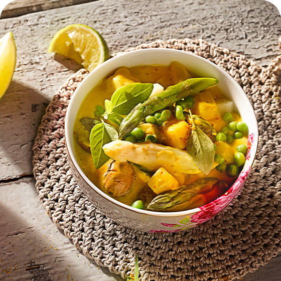 Curry mit zweierlei Spargel und Kartoffeln