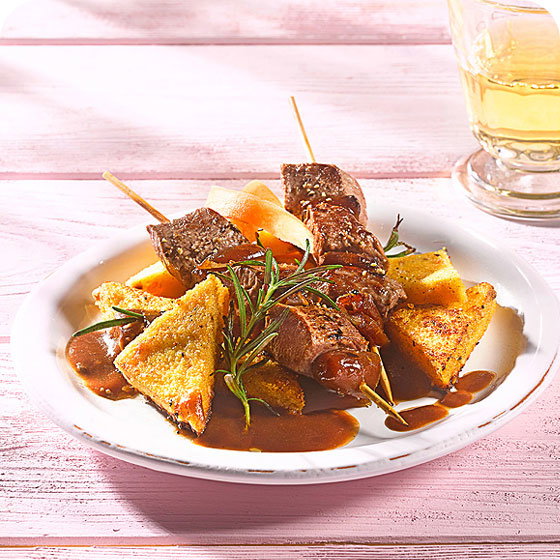 Lamm-Dattel-Spieße auf gebratener Haselnuss-Polenta