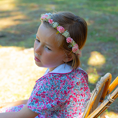 Couronnes de fleurs et accessoires cheveux.