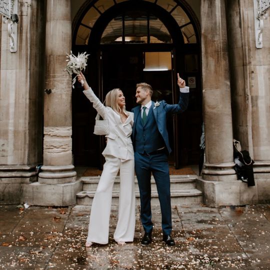 How to Wear a Designer Wedding Dress and Save Money