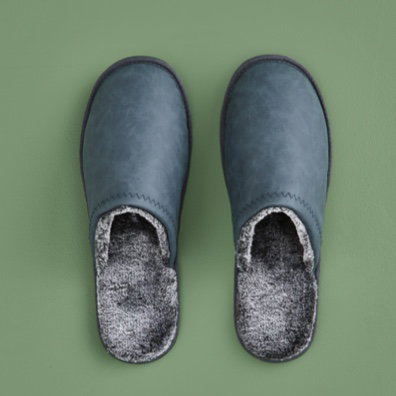 Slippers Sizes: 6/7 to 12/13. $15pr.