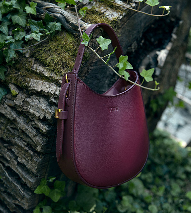 Tods Discover Tod's Oboe Bag in the film "Voices from the maze" Milled