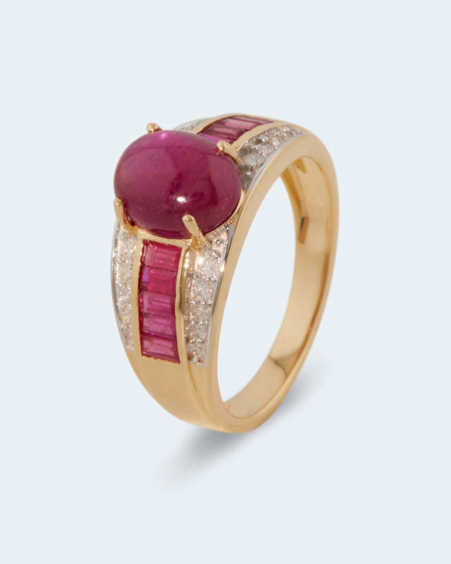 Ring mit Rubin und Diamant