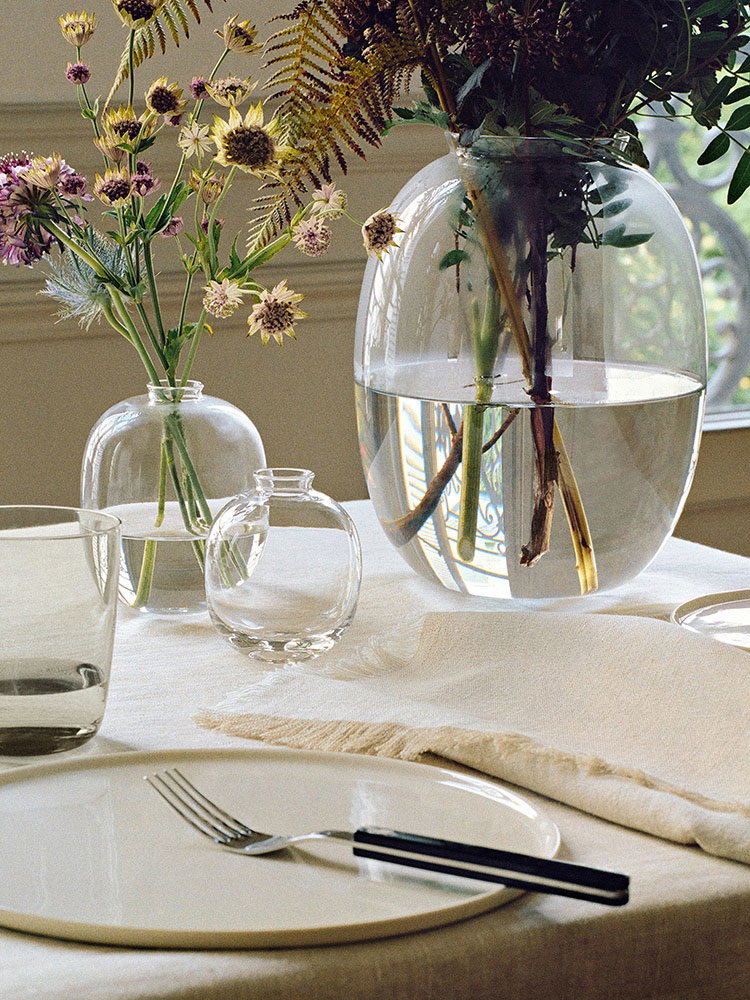 Autumn table focus image 1