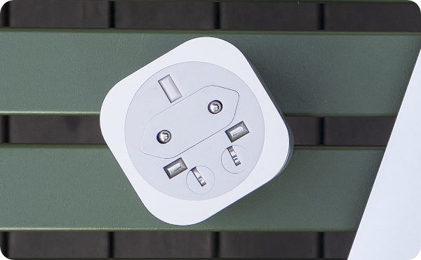 UC01 worldwide universal charger offers compatibility for 220 different countries