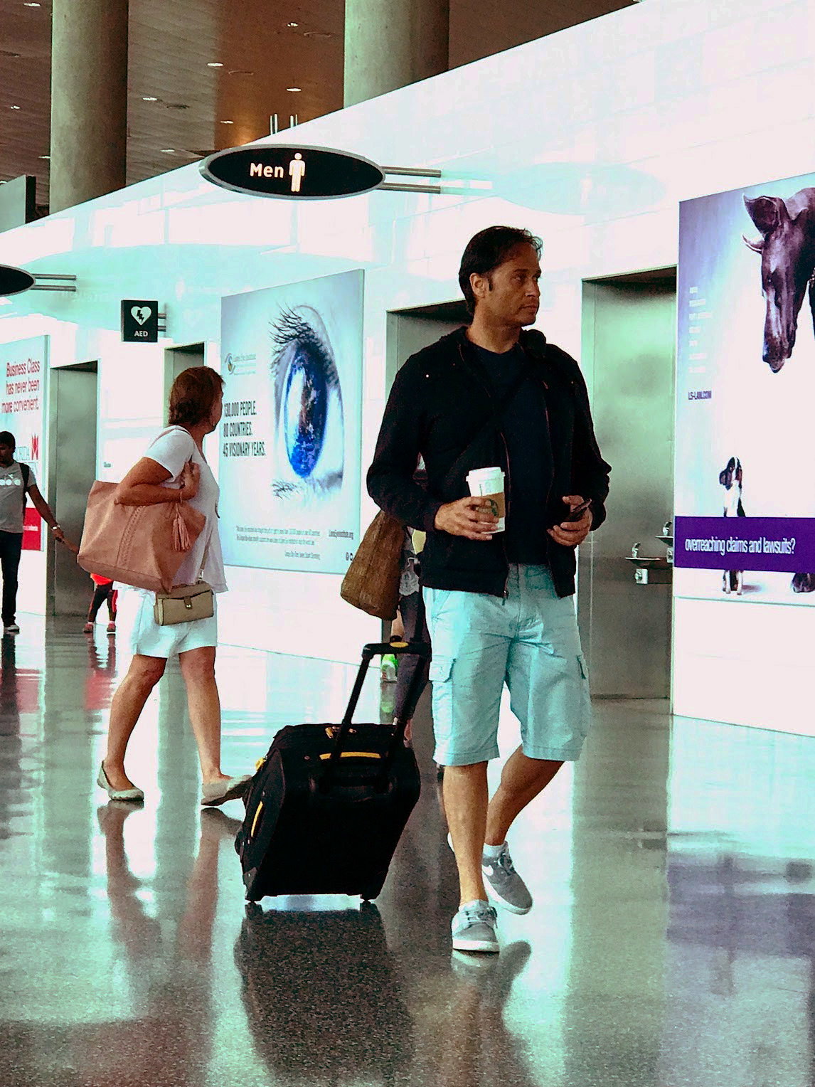 Travelers Looking For That Third Hand Can Stop Looking | RetraStrap