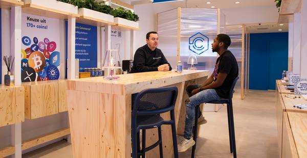 Het lijkt wel een bankfiliaal: bij de fysieke winkel van Coinmerce koop je cryptomunten