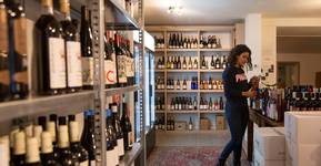 Bij Rebel Wines kun je proeven vanuit een luie stoel