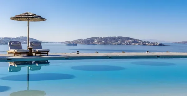 Séjour idyllique avec piscine à débordement et vue sur la mer