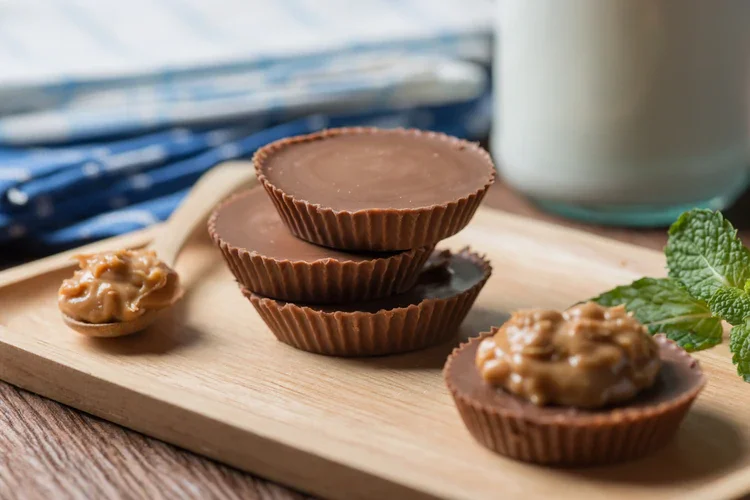 adaptogenic chocolate peanut butter cups that won't spike your blood sugar