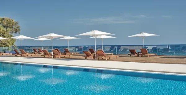 Design, demi-pension et plage privée face à la mer Ionienne
