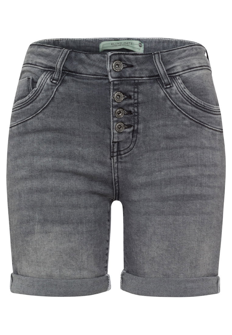 Unifarbene Bermuda Jeans-Shorts im 5-Pocket-Stil. Modell mit Knopfleiste, Umschlag am Beinabschluss und dekorativer Waschung.