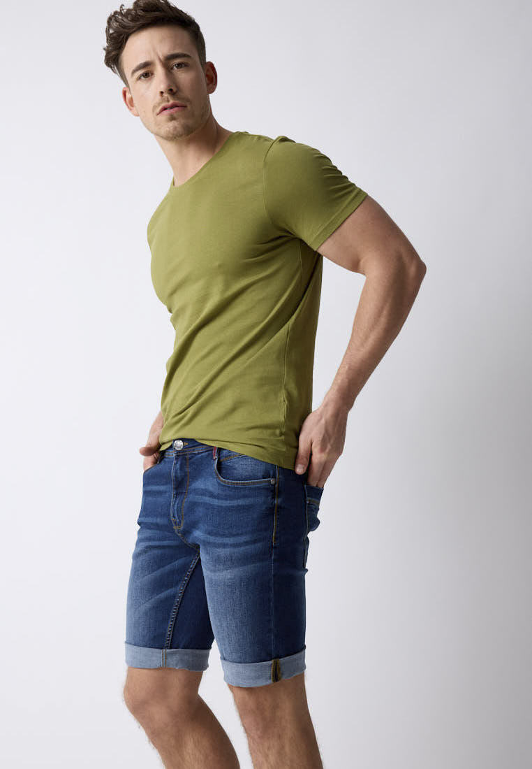 Unifarbene Bermuda-Shorts im 5-Pocket-Style. Sportives Modell mit Used-Effekten, eingewaschenen Sitzfalten sowie Saumumschlägen.