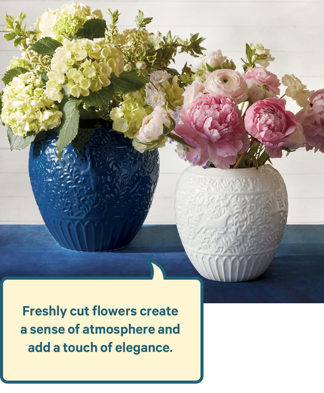 Freshly cut flowers create a sense of atmosphere and add a touch of elegance.