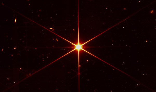 Image of the star 2MASS J17554042+6551277, with a red filter to optimize visual contrast, and other stars and galaxies in the background.