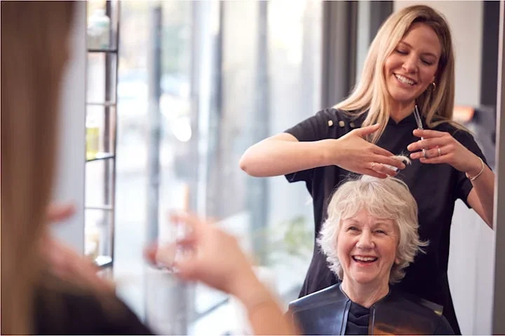 Klippning + Olaplex behandling hos erfaren frisör