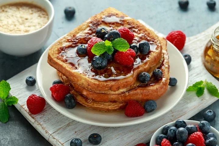2 pannkakor eller french toast med frukt & vaniljsocker