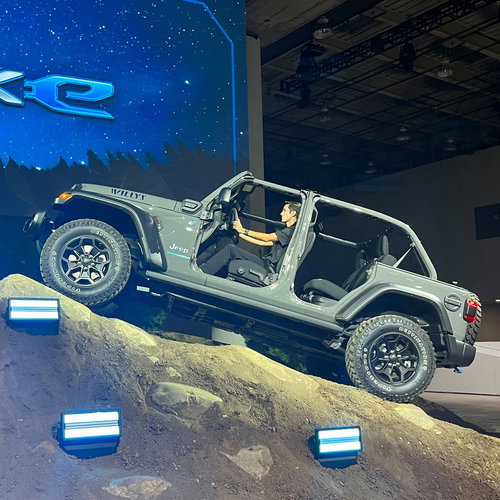 Jeep Shows Off Anniversary-Edition Grand Cherokee, Wrangler Willys PHEVs