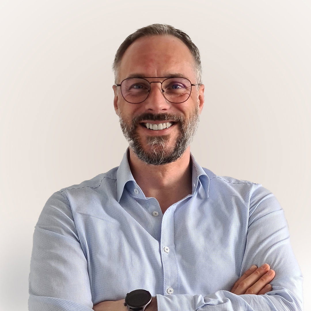 Hier ist ein Fielmann Mitarbeiter zu sehen.