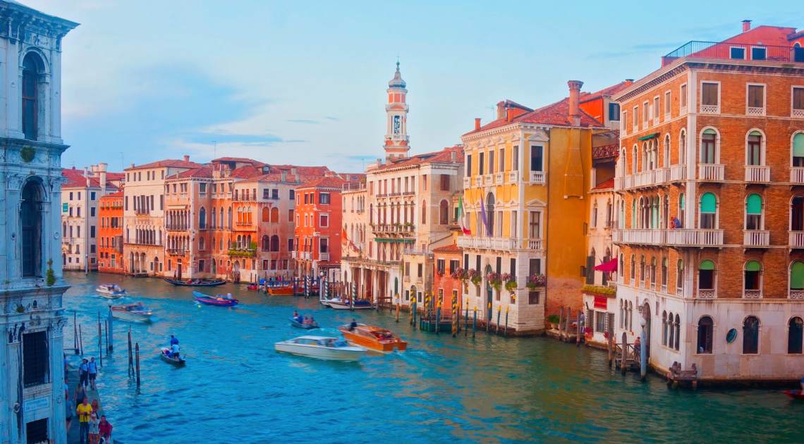 Weekly Weird: GIANT FLOATING VIOLIN CARRIES STRING QUARTET THROUGH VENICE 