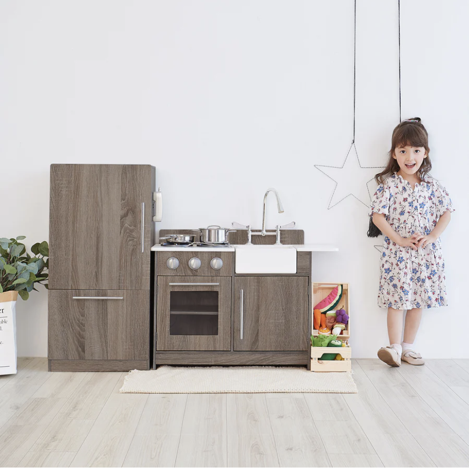 TEAMSON KIDS EXCLUSIVE LITTLE CHEF CHELSEA MODERN WOODEN PLAY KITCHEN WITH COOKWARE ACCESSORIES, CHERRY GRAIN