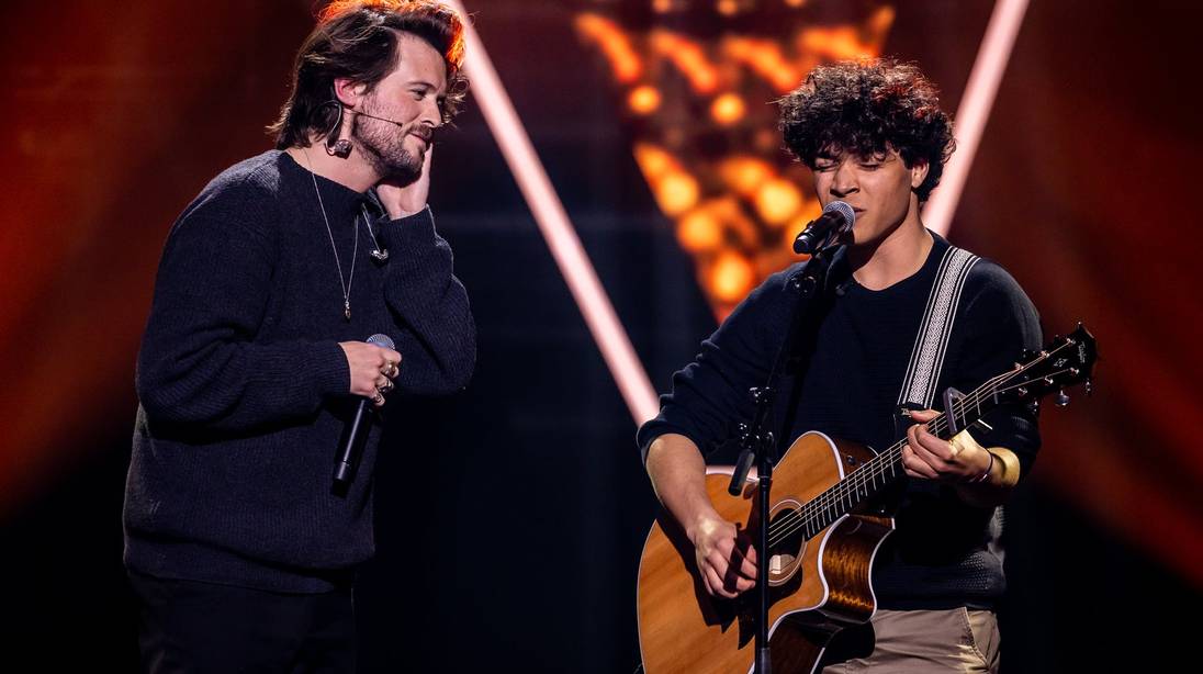 Robbe brengt engelstalige cover van Bazar, Mathieu Terryn kruipt op podium en zingt mee