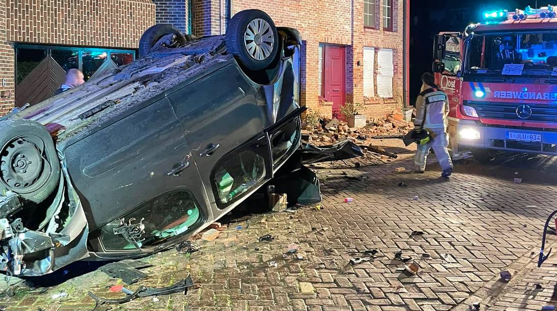 Auto met vier inzittenden crasht na korte achtervolging met hoge snelheden: bestuurder onder invloed van alcohol en drugs