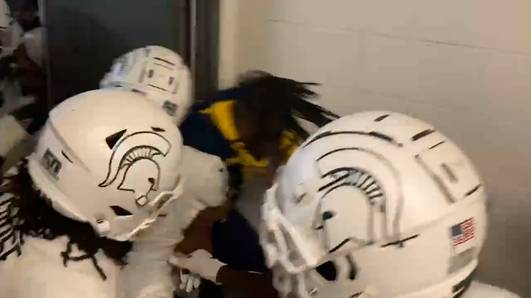 'Allen tegen één', speler krijgt rake klappen van rivaal in American football