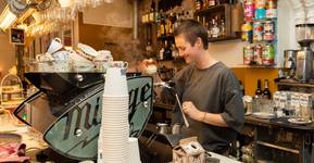 Bij deze 5 zaken in Amsterdam drink je ‘laptopvrije koffie’