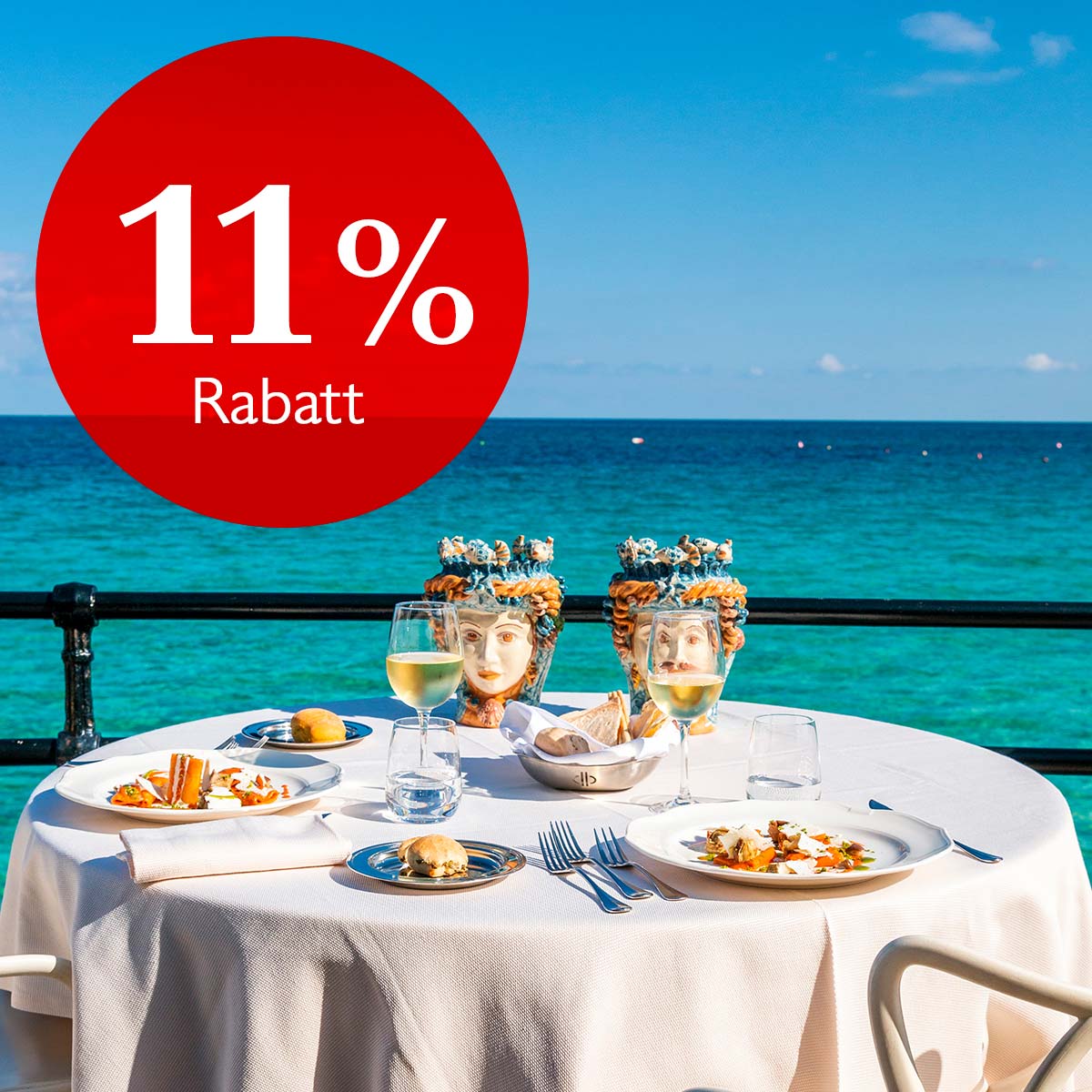 Fels mit bunten Häusern ragt in das Meer vor Vernazza