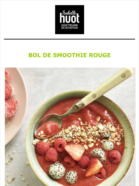 Des morceaux de sucre et une cuillère sur une surface rouge photo