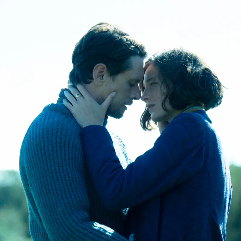 Lady Chatterley's Lover. (L to R) Jack O'Connell as Oliver, Emma Corrin as Lady Constance in Lady Chatterley's Lover. Cr. Parisa Taghizadeh/Netflix © 2022.