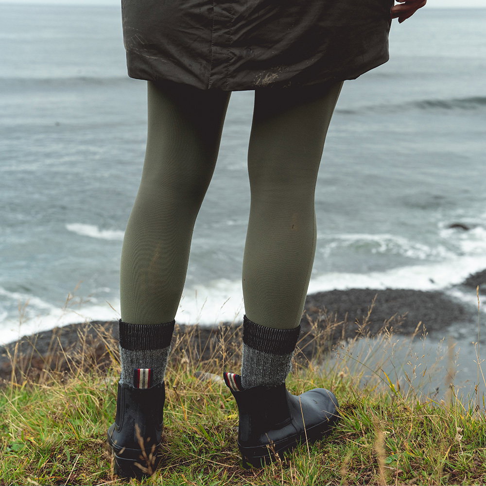 Savan wearing the black Bolinas boot
