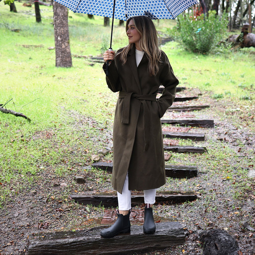 Savan wearing the black Bolinas boot