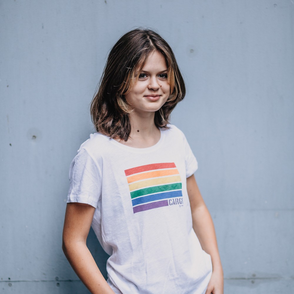 Biała koszulka t-shirt z nadrukiem tęczy