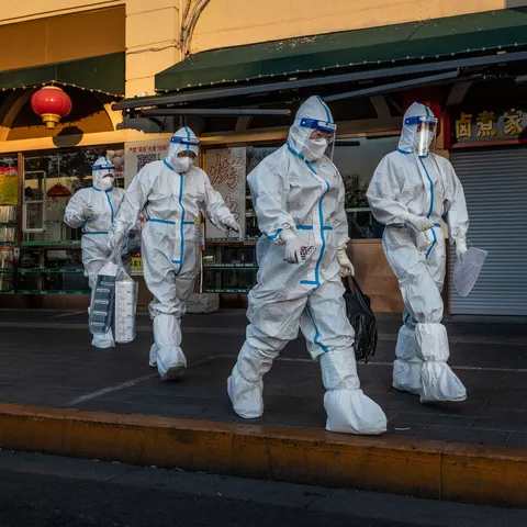 December 4, 2022: Epidemic control workers wear PP